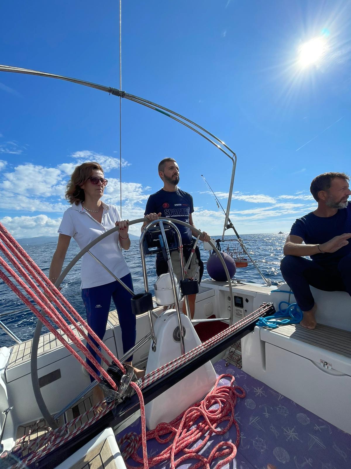 Corso di Vela su Ella di avvicinamento al noleggio estivo 